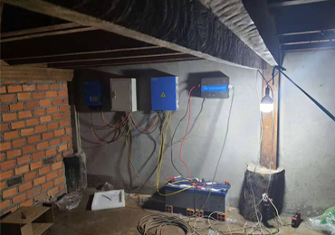 ระบบปั๊มพลังงานแสงอาทิตย์ไฮบริด 4kW ระบบไฟฟ้าพลังงานแสงอาทิตย์นอกระบบ 2kVA ในกัมพูชา
